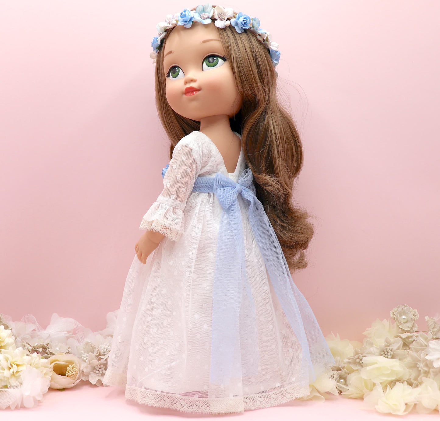 Muñeca de comunión personalizada con vestido Angélica con volantes en mangas