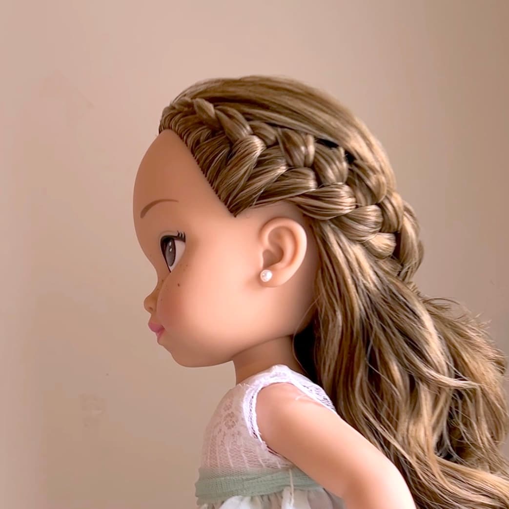 Semirecogido trenzas de raíz a los lados - peinado muñeca