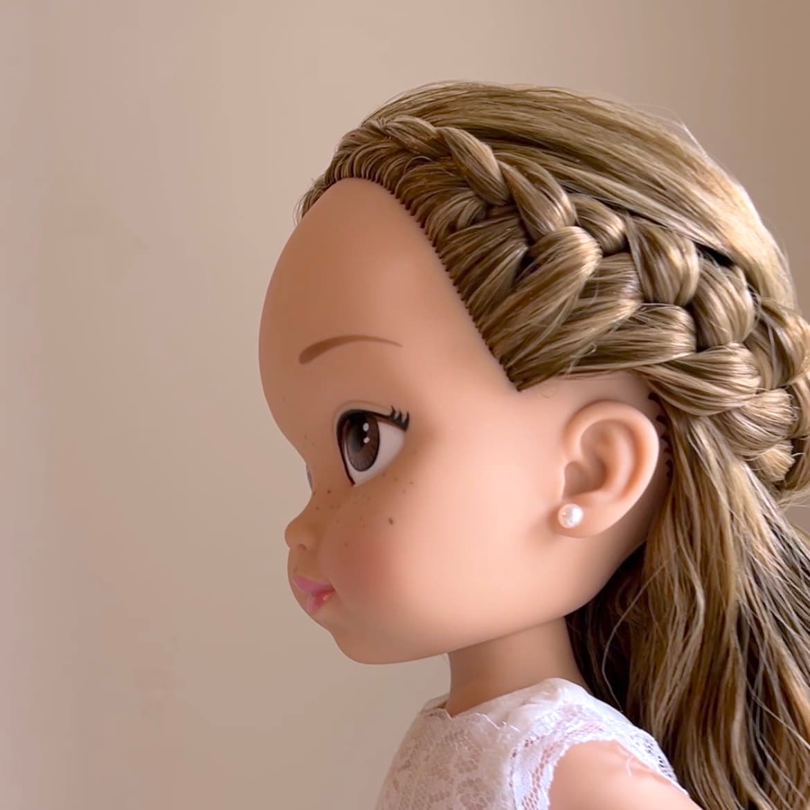 Semirecogido trenzas de raíz a los lados - peinado muñeca