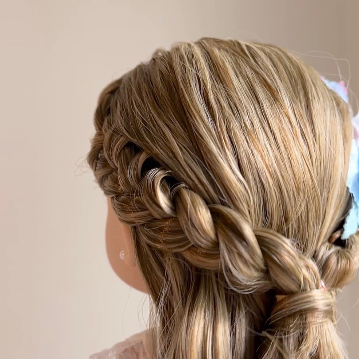 Semirecogido trenzas de raíz a los lados - peinado muñeca