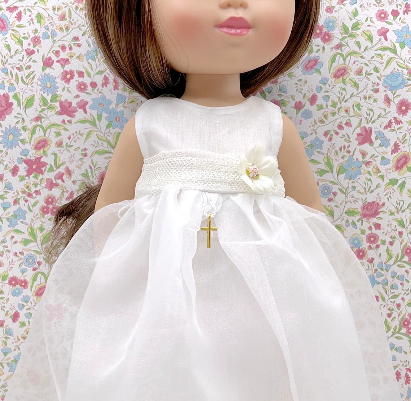 Muñeca de comunión personalizada con vestido de organza sin mangas