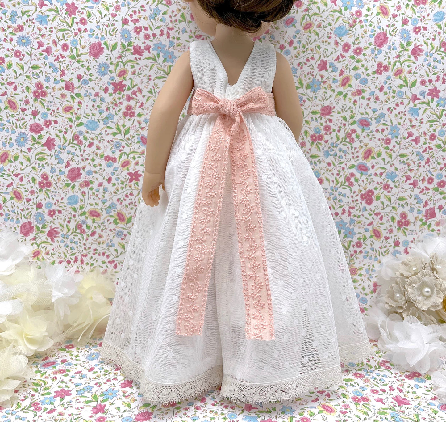 Muñeca de comunión personalizada con vestido de plumeti de tul sin mangas