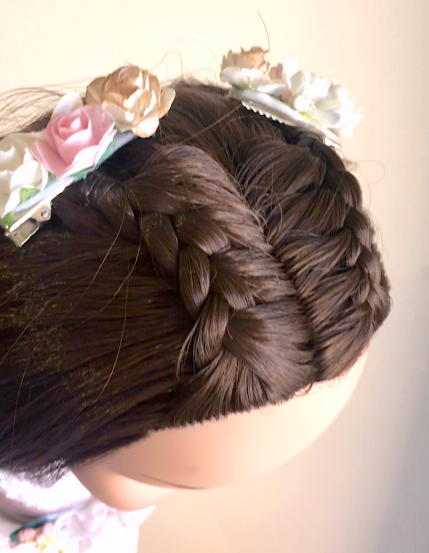 Semirecogido 2 trenzas de raíz en la parte superior- peinado muñeca