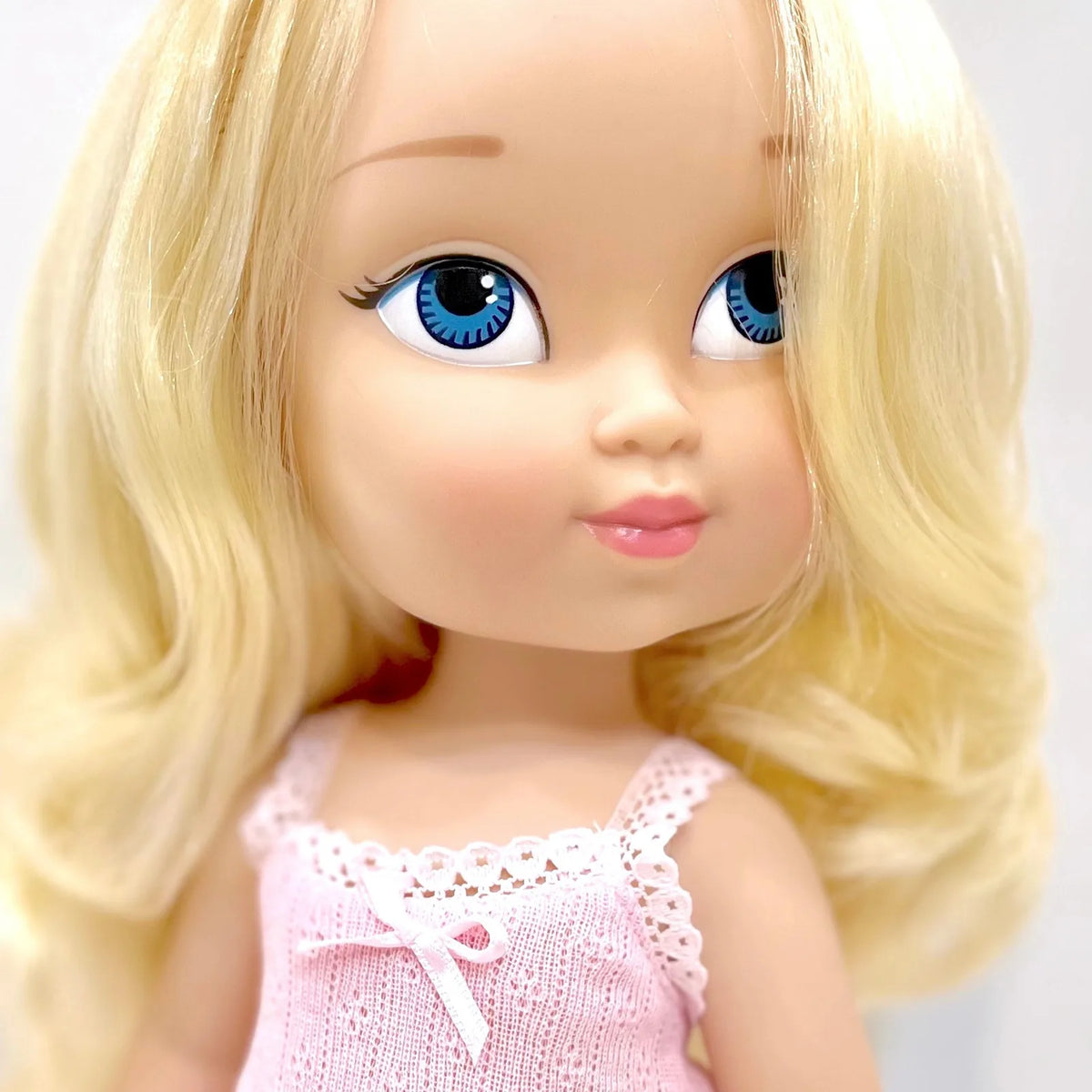 Muñeca personalizada Martina con pelo rubio claro largo y ojos azules vestida con camiseta interior de tirantes, braguitas y zapatos rosa- muñeca gemela personalizada My Little Twin