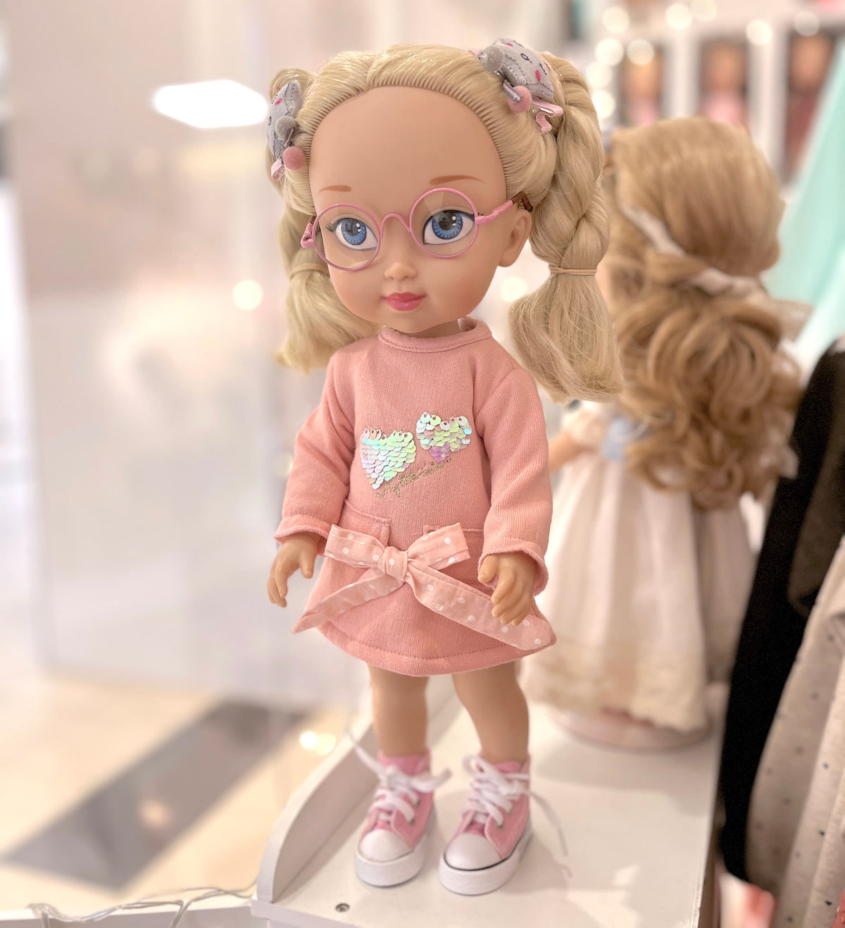 Muñeca con bota deportiva rosa con cordones tipo Converse con suela de goma y gafas rosa