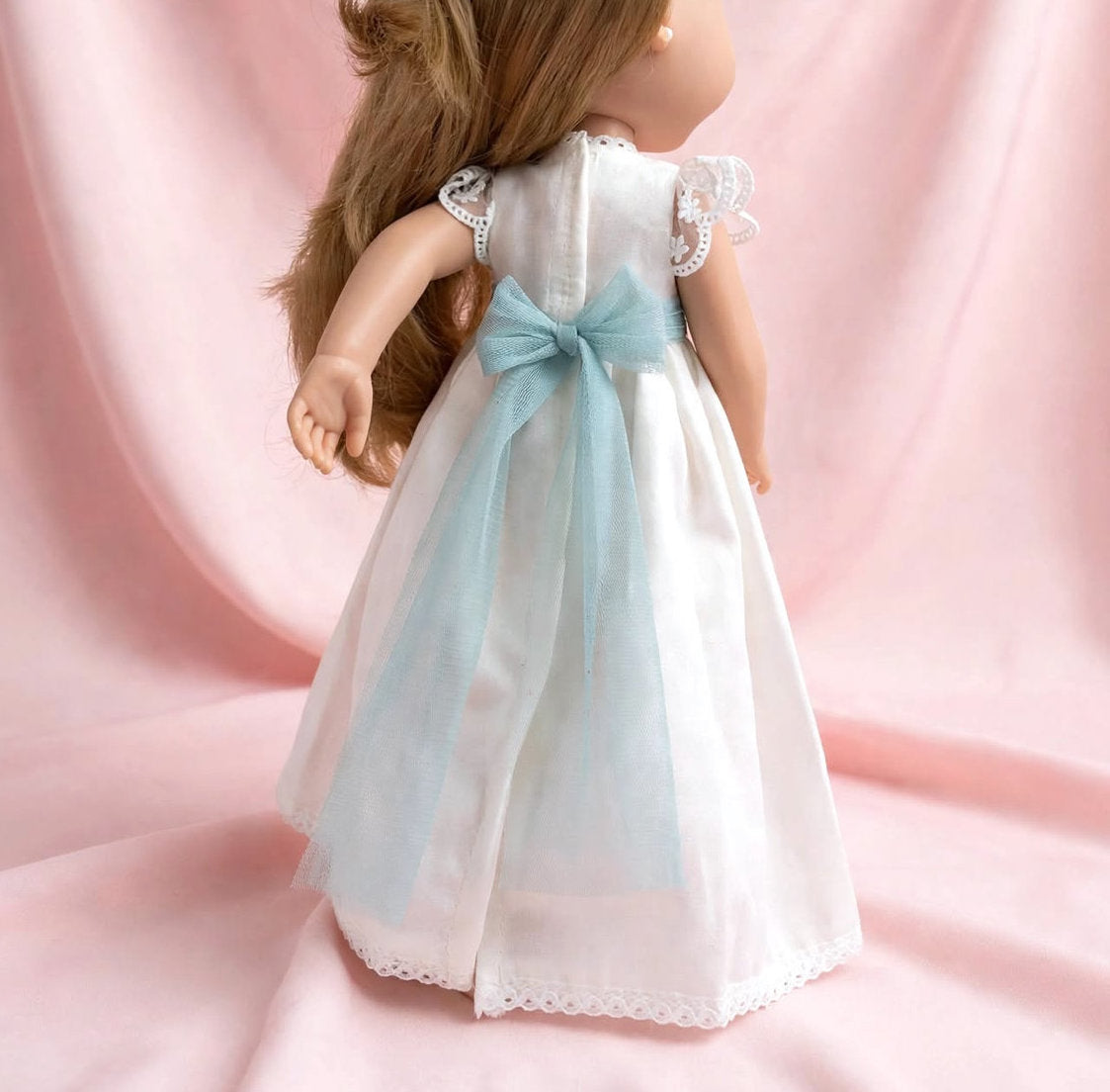 Vestido Astrid de lino de comunión para muñeca personalizada My little twin y mangas cortas de encaje, puedes personalizar el fajín, las flores, el color de zapatos y todo lo necesario para que vaya igual que la niña.