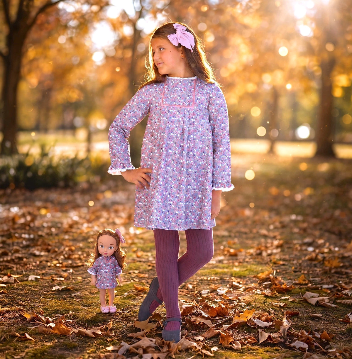 Niña con muñeca a juego vestidas igual con estampado de flores de la colección de My little twin