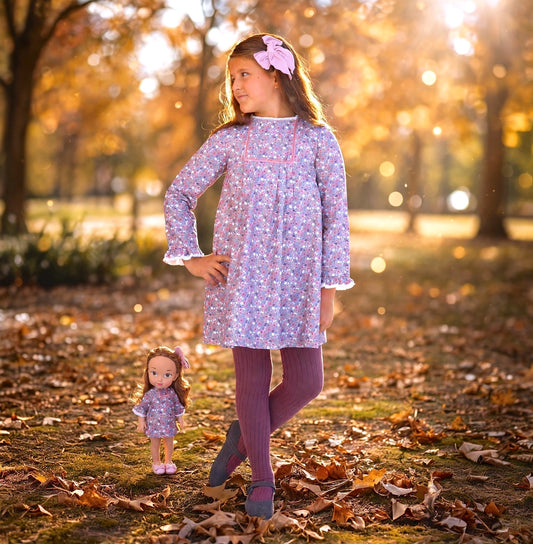 Niña con muñeca a juego vestidas igual con estampado de flores de la colección de My little twin