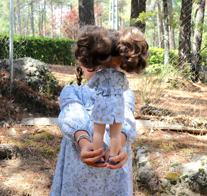 Vestido de flores celeste MARINELLA – Muñeca