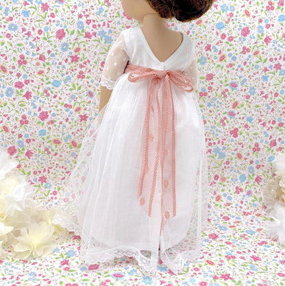 Muñeca de comunión personalizada con vestido Dulcinea con mangas de plumeti
