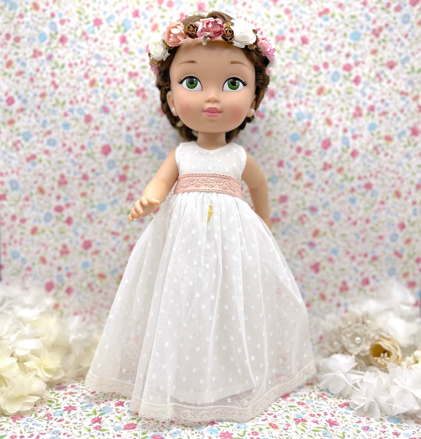 Muñeca de comunión personalizada con vestido de plumeti de tul sin mangas