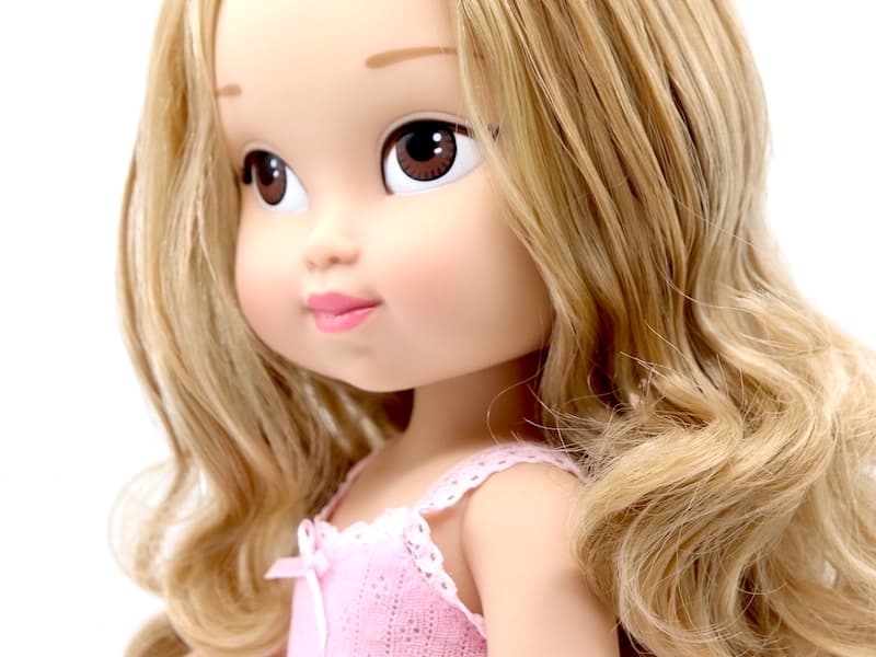 Muñeca personalizada Claudia de My little twin, olor a chicle de fresa, pelo rubio con mechas platino y ojos marrón oscuro. Quiere ser pianista.