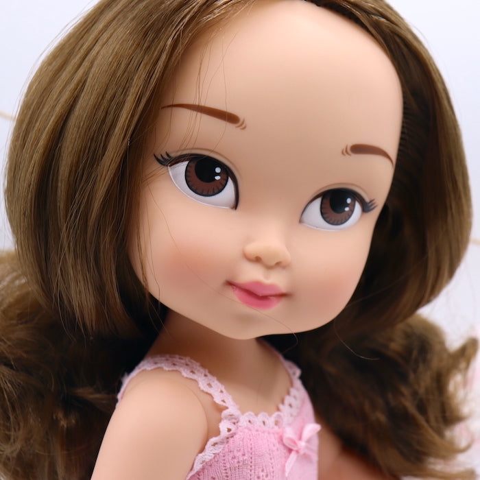 Muñeca personalizada Lucía de My little twin, con pelo castaño y ojos marrones. Tiene olor a fresa y quiere ser profesora.