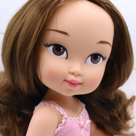 Muñeca personalizada Lucía de My little twin, con pelo castaño y ojos marrones. Tiene olor a fresa y quiere ser profesora.