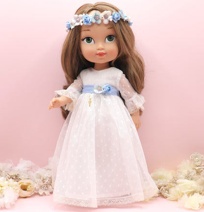 Muñeca de comunión personalizada  como tú con vestido Angélica de tul de plumeti con manga con volantes. Puedes personalizar el modelo de muñeca, el color del fajín, las flores y los zapatos. Sólo en My little twin.