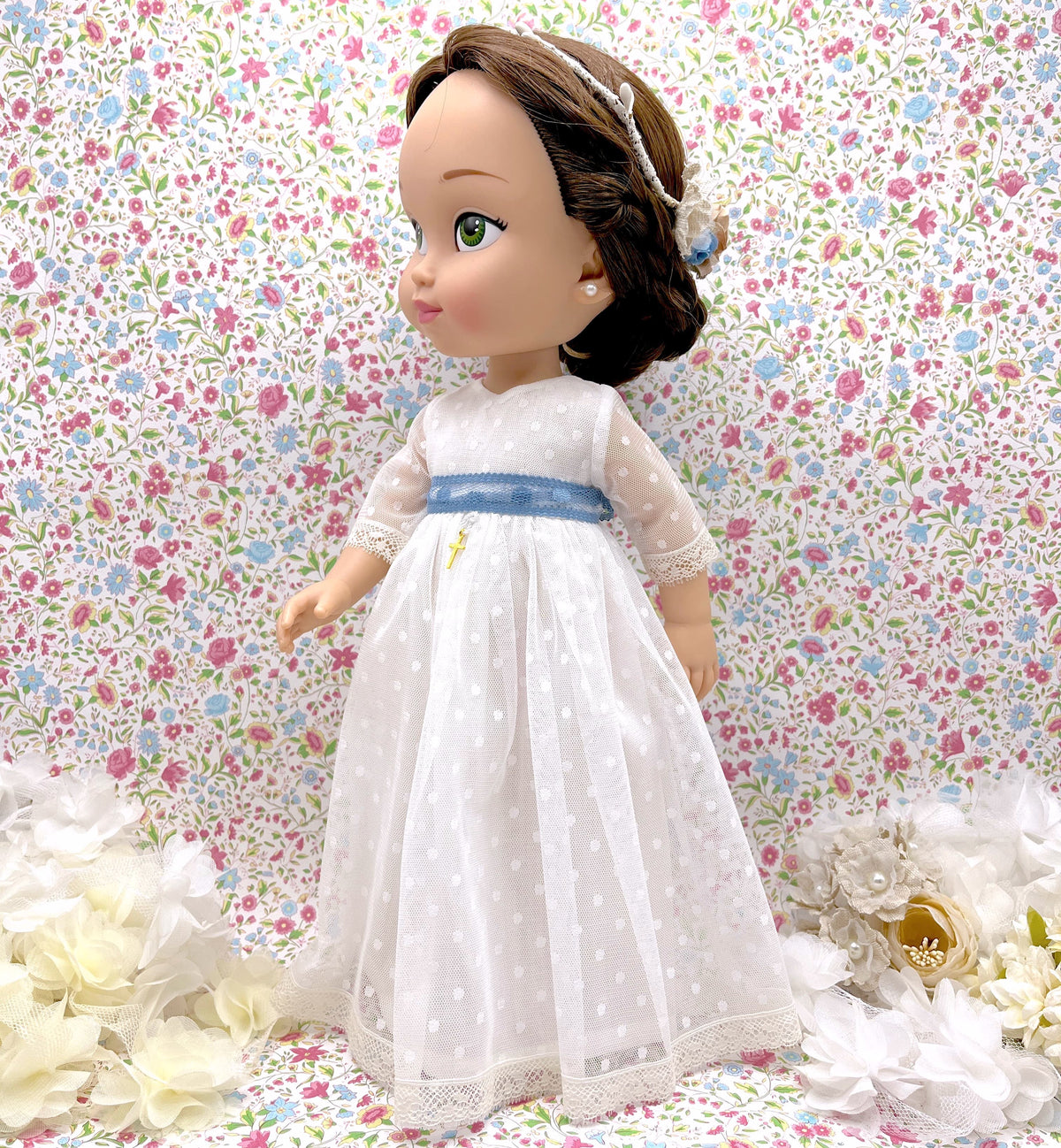 Muñeca de comunión personalizada  como tú con vestido Angélica de tul de plumeti con manga sin volantes. Puedes personalizar el modelo de muñeca, el color del fajín, las flores y los zapatos. Sólo en My little twin.