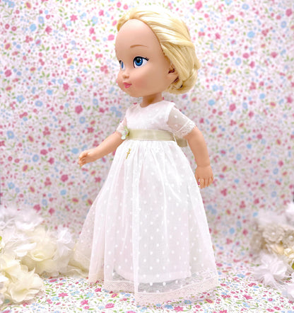 Muñeca de comunión personalizada como tú con vestido de tul de plumeti con manga corta. Puedes personalizar el modelo de muñeca, el color del fajín, las flores y los zapatos. Sólo en My little twin.