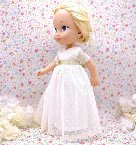 Muñeca de comunión personalizada como tú con vestido de tul de plumeti con manga corta. Puedes personalizar el modelo de muñeca, el color del fajín, las flores y los zapatos. Sólo en My little twin.