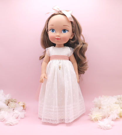Muñeca de comunión personalizada como tú con vestido de tul de plumeti con manga corta de encaje y falda bordada. Puedes personalizar el modelo de muñeca, el color del fajín, las flores y los zapatos. Sólo en My little twin