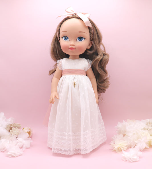 Muñeca de comunión personalizada como tú con vestido de tul de plumeti con manga corta de encaje y falda bordada. Puedes personalizar el modelo de muñeca, el color del fajín, las flores y los zapatos. Sólo en My little twin