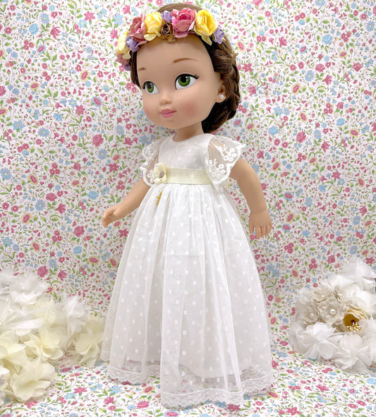 Muñeca de comunión personalizada como tú con vestido de tul de plumeti con mangas bordadas caídas tipo volante. Puedes personalizar el modelo de muñeca, el color del fajín, las flores y los zapatos. Sólo en My little twin
