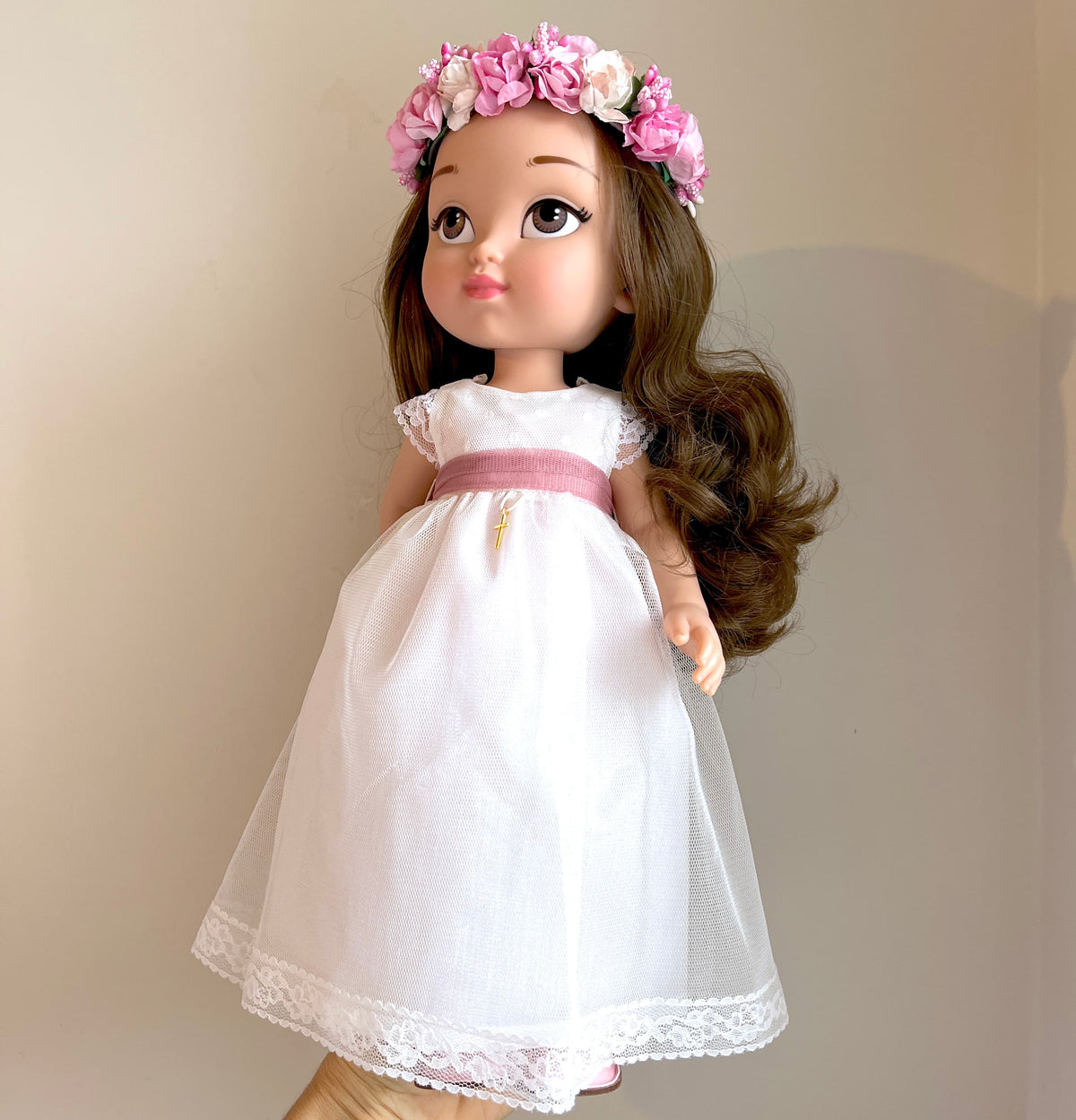 Muñeca de comunión personalizada como tú con vestido de manga corta, falda de tul lisa y cuerpo de plumeti. Puedes personalizar el modelo de muñeca, el color del fajín, las flores y los zapatos. Sólo en My little twin.