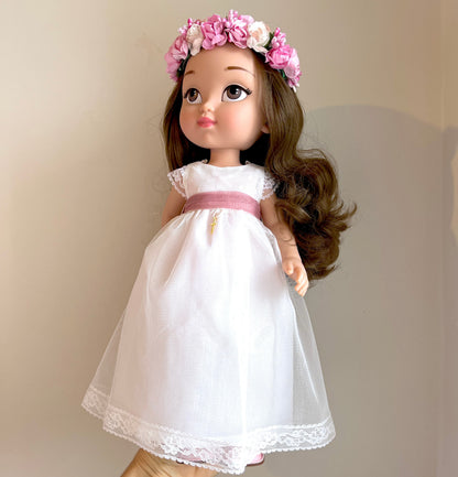 Muñeca de comunión personalizada como tú con vestido de manga corta, falda de tul lisa y cuerpo de plumeti. Puedes personalizar el modelo de muñeca, el color del fajín, las flores y los zapatos. Sólo en My little twin.