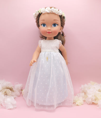 Muñeca de comunión personalizada como tú con vestido Nicole con falda azul celeste, de tul de plumeti con pecho y mangas de encaje. Puedes personalizar el modelo de muñeca, el color del fajín, las flores y los zapatos. Sólo en My little twin.
