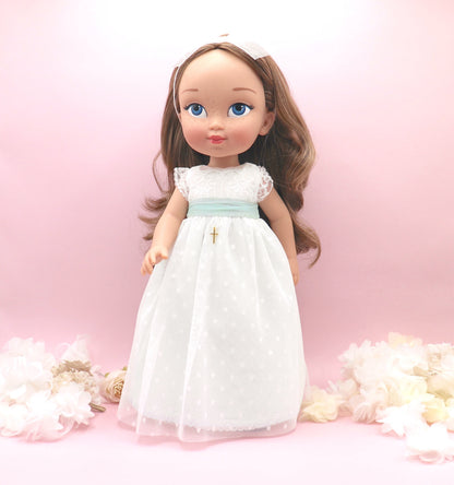 Muñeca de comunión personalizada como tú con vestido Nicole, de tul de plumeti con pecho y mangas de encaje. Puedes personalizar el modelo de muñeca, el color del fajín, las flores y los zapatos. Sólo en My little twin.