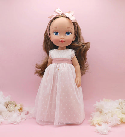 Muñeca de comunión personalizada como tú con vestido Nicole con falda rosa, de tul de plumeti con pecho y mangas de encaje. Puedes personalizar el modelo de muñeca, el color del fajín, las flores y los zapatos. Sólo en My little twin.