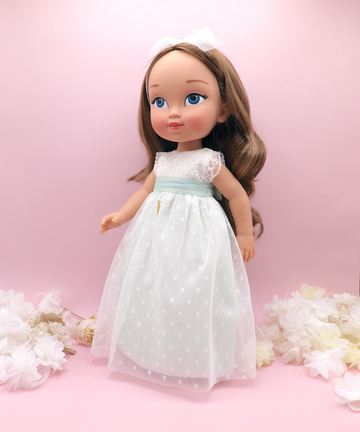 Muñeca de comunión personalizada como tú con vestido Nicole con falda verde agua, de tul de plumeti con pecho y mangas de encaje. Puedes personalizar el modelo de muñeca, el color del fajín, las flores y los zapatos. Sólo en My little twin.
