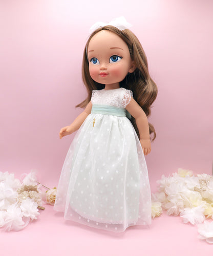 Muñeca de comunión personalizada como tú con vestido Nicole con falda verde agua, de tul de plumeti con pecho y mangas de encaje. Puedes personalizar el modelo de muñeca, el color del fajín, las flores y los zapatos. Sólo en My little twin.