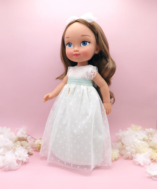Muñeca de comunión personalizada como tú con vestido Nicole con falda verde agua, de tul de plumeti con pecho y mangas de encaje. Puedes personalizar el modelo de muñeca, el color del fajín, las flores y los zapatos. Sólo en My little twin.