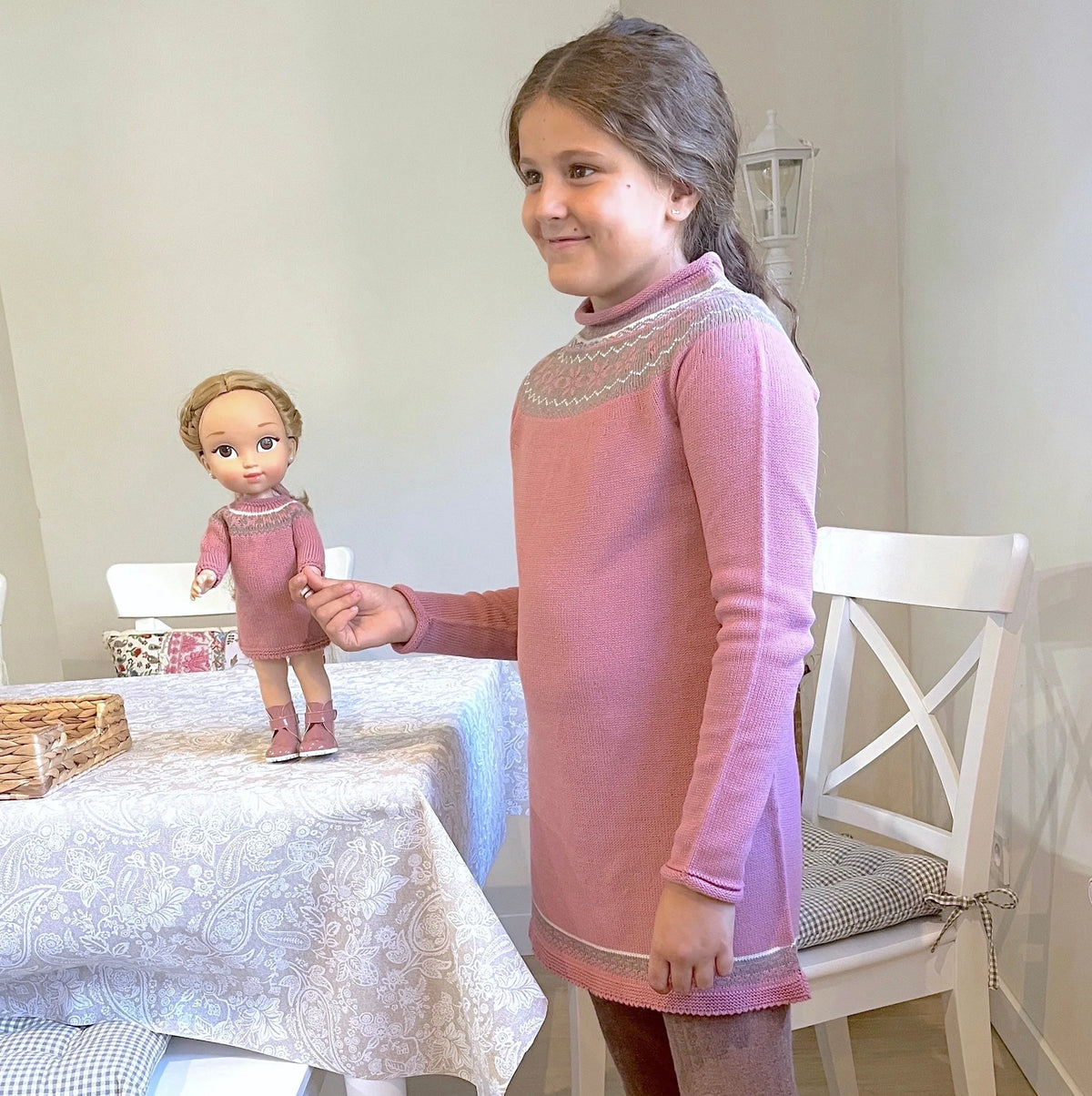 Vestido punto niña jacquard nórdico rosa empolvado cenefa a juego muñeca - mesa Navidad- My Little Twin