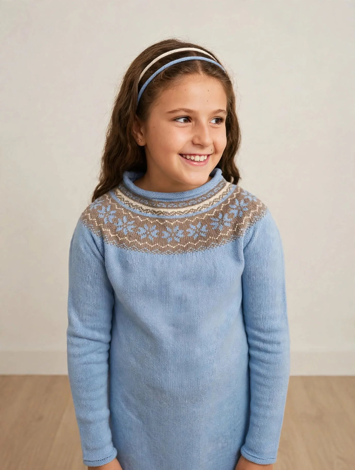 Vestido de punto niña jacquard nórdico celeste suiza con cenefa a juego muñeca - frontal - My Little Twin