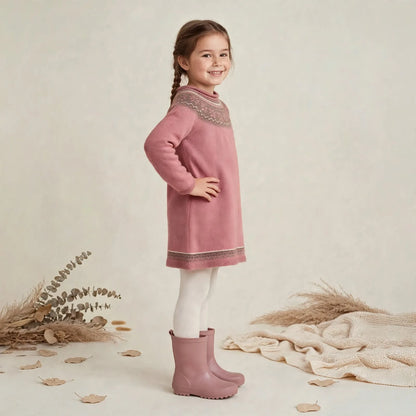 Vista lateral del vestido punto niña jacquard nórdico rosa empolvado cenefa a juego muñeca  - My Little Twin