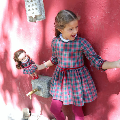 Vestido cuadros navideño Palermo rojo y verde con lazo terciopelo burdeos a juego muñeca - niña con muñeca igual vestida - My Little Twin