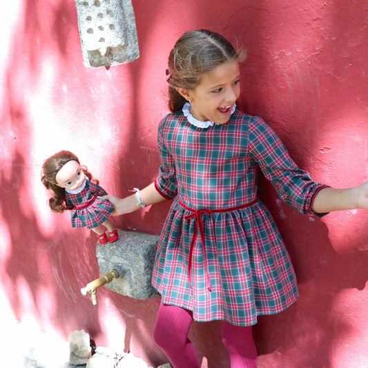 Vestido cuadros navideño Palermo rojo y verde con lazo terciopelo burdeos a juego muñeca - niña con muñeca igual vestida - My Little Twin