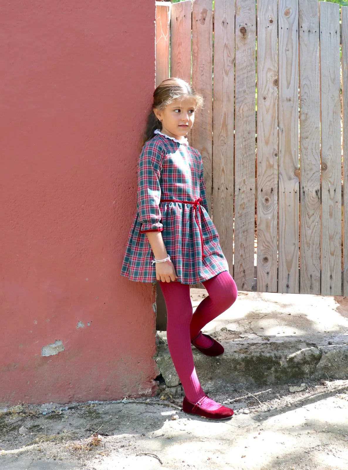 Niña con vestido cuadros navideño Palermo rojo verde apoyada - vestido invierno niña
