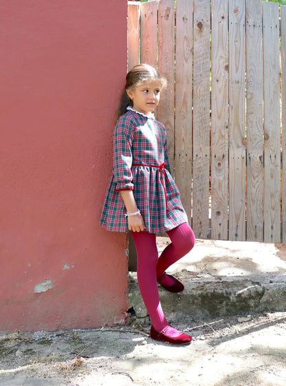 Niña con vestido cuadros navideño Palermo rojo verde apoyada - vestido invierno niña