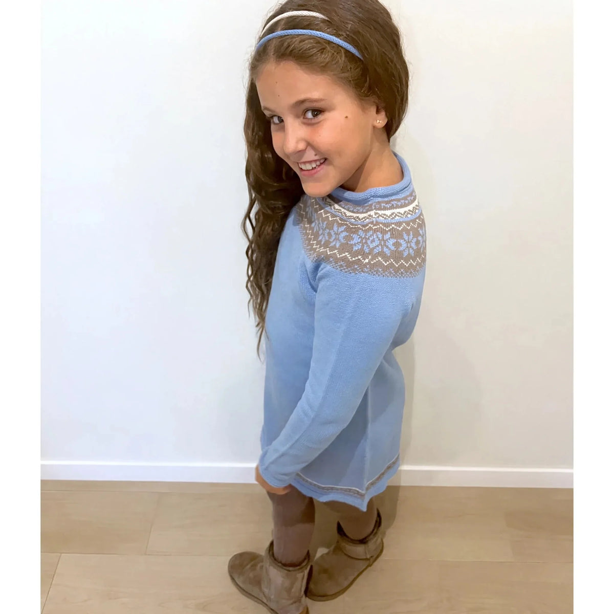 Vestido punto niña celeste lateral jacquard nórdico - vista lateral con leotardos topo