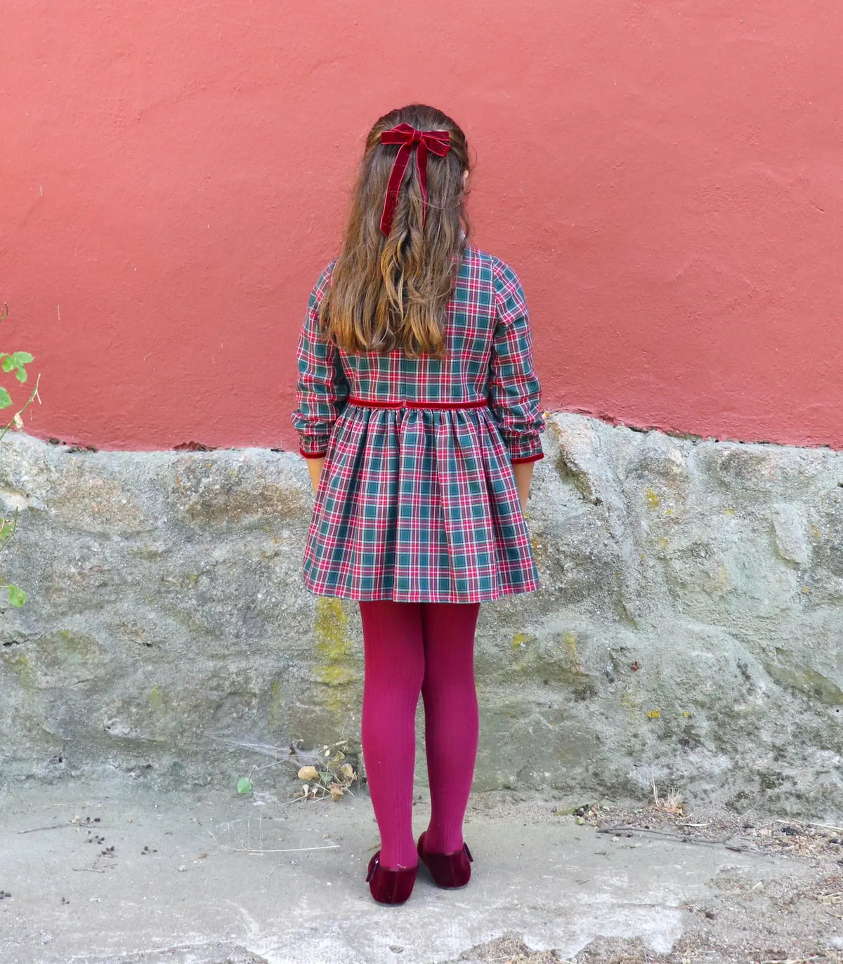 Vestido cuadros navideño Palermo espalda - niña con lazo terciopelo burdeos en pelo - detalle espalda