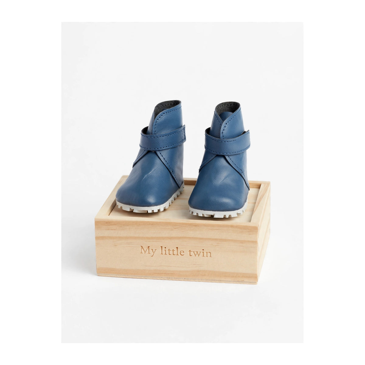 Bota tipo Katiuska de muñeca en color azul asfalto, de la colección de My little twin