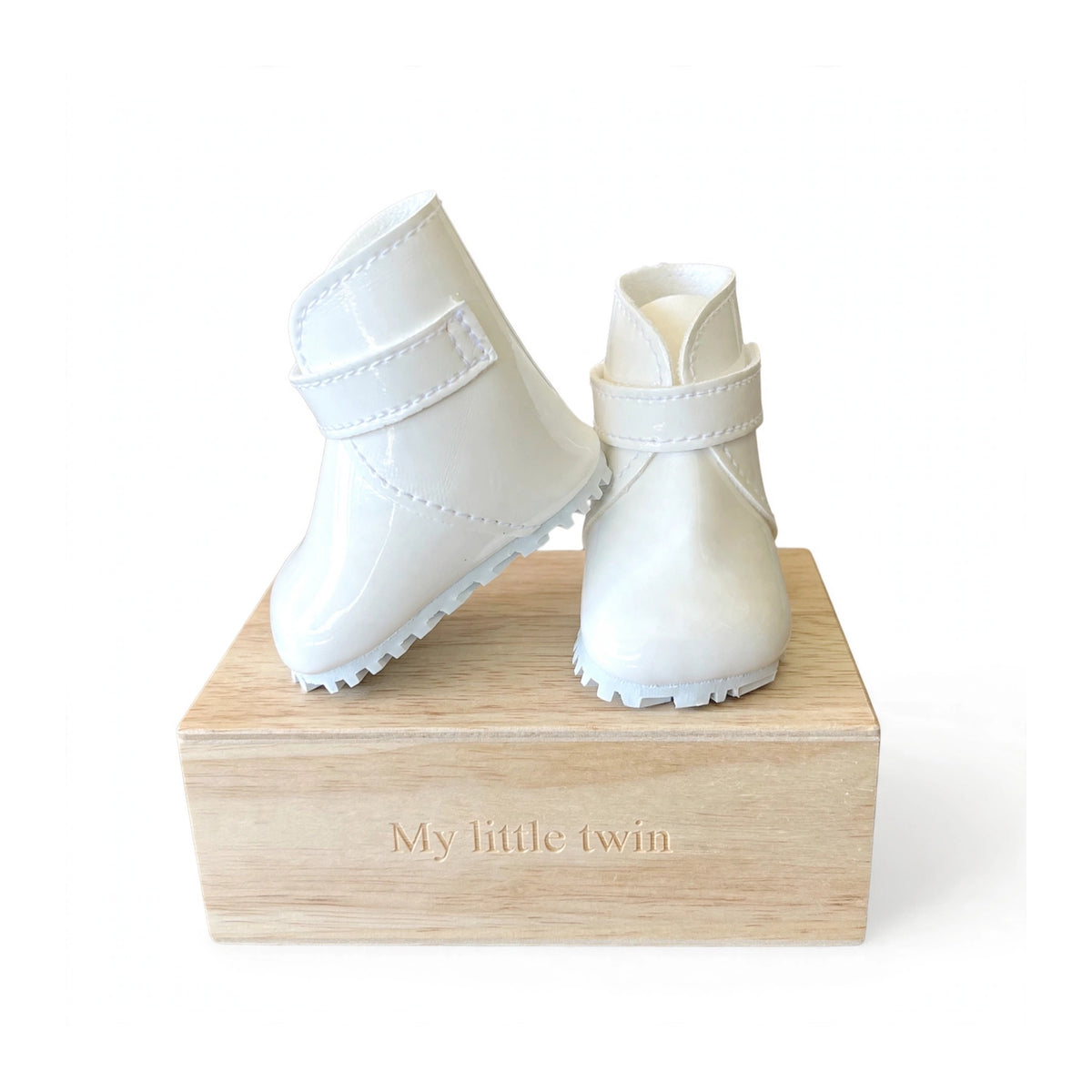 Bota tipo Katiuska de muñeca en color blanco charol, de la colección de My little twin