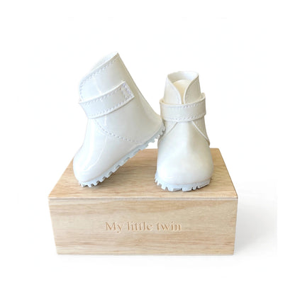 Bota tipo Katiuska de muñeca en color blanco charol, de la colección de My little twin