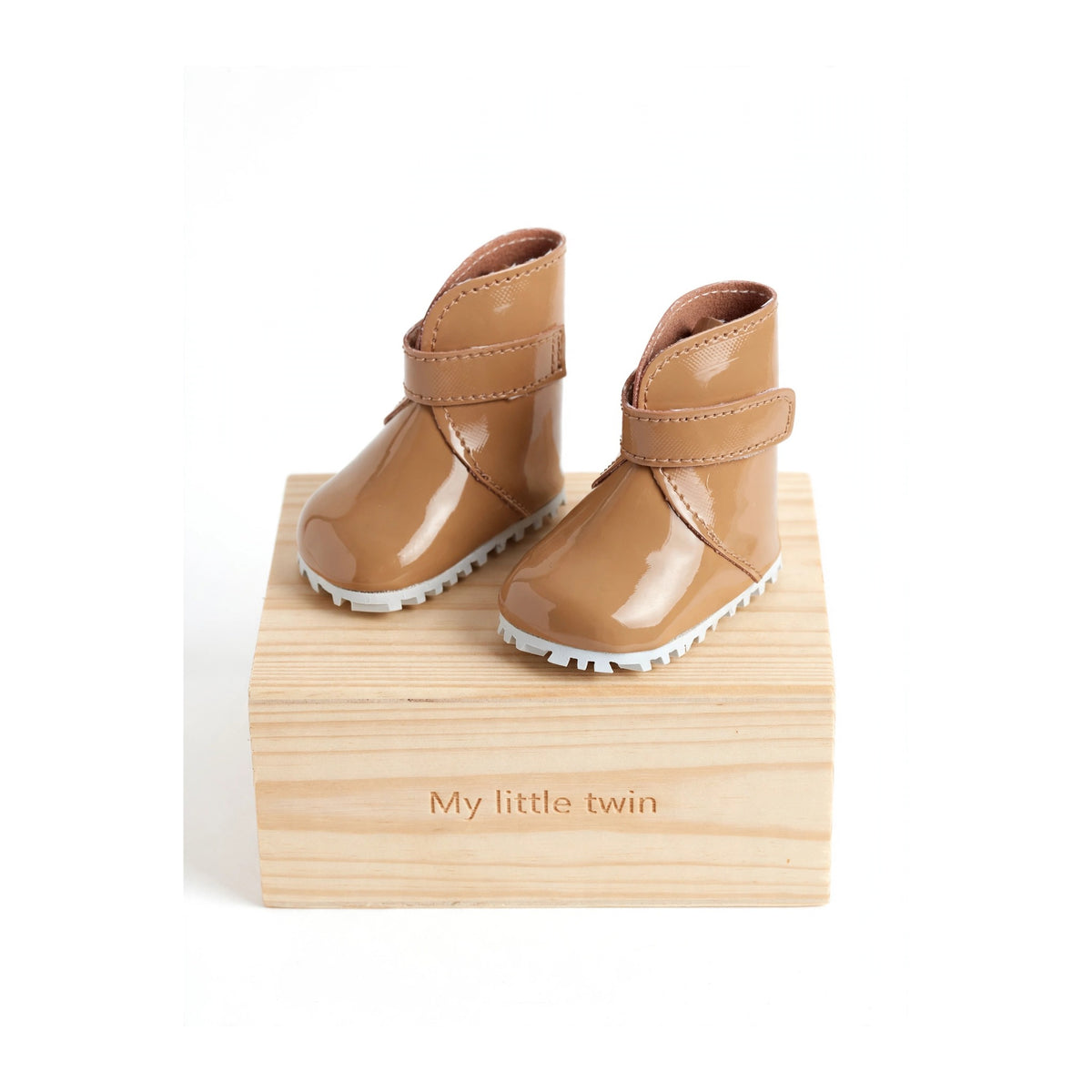 Bota tipo Katiuska de muñeca en color camel charol, de la colección de My little twin