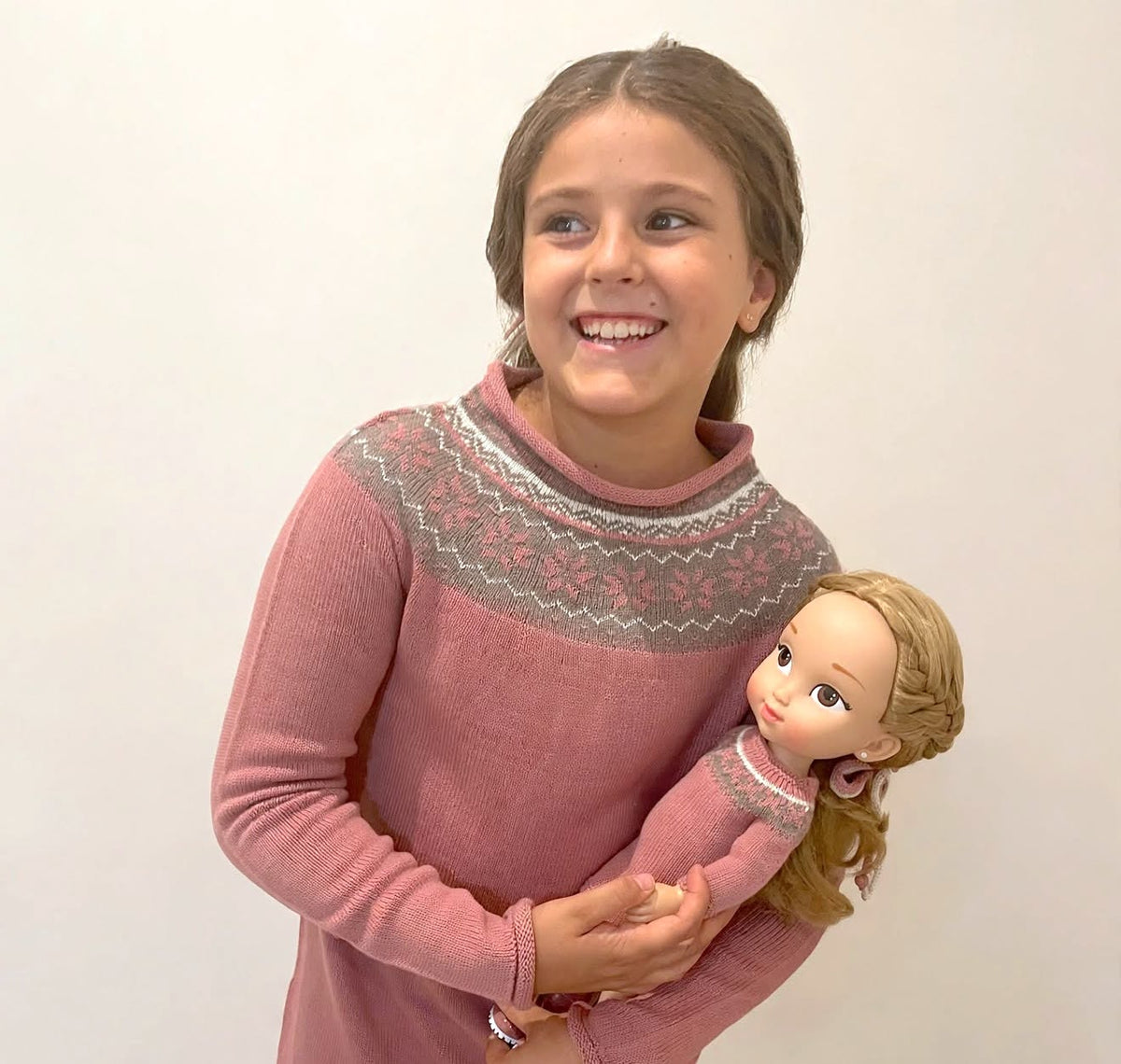 Vestido de punto en rosa frambuesa con cenefas en marrones a juego para niña y muñeca de la colección de invierno de My little twin