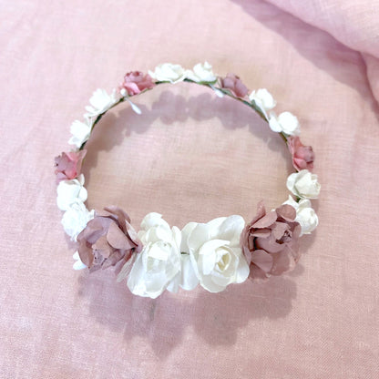 Coronita de flores Amelie para muñecas de comunión personalizadas My little twin en tonos rosas empolvados y blanco. Elige la más parecida a la niña y acompáñalas con un bonito peinado.