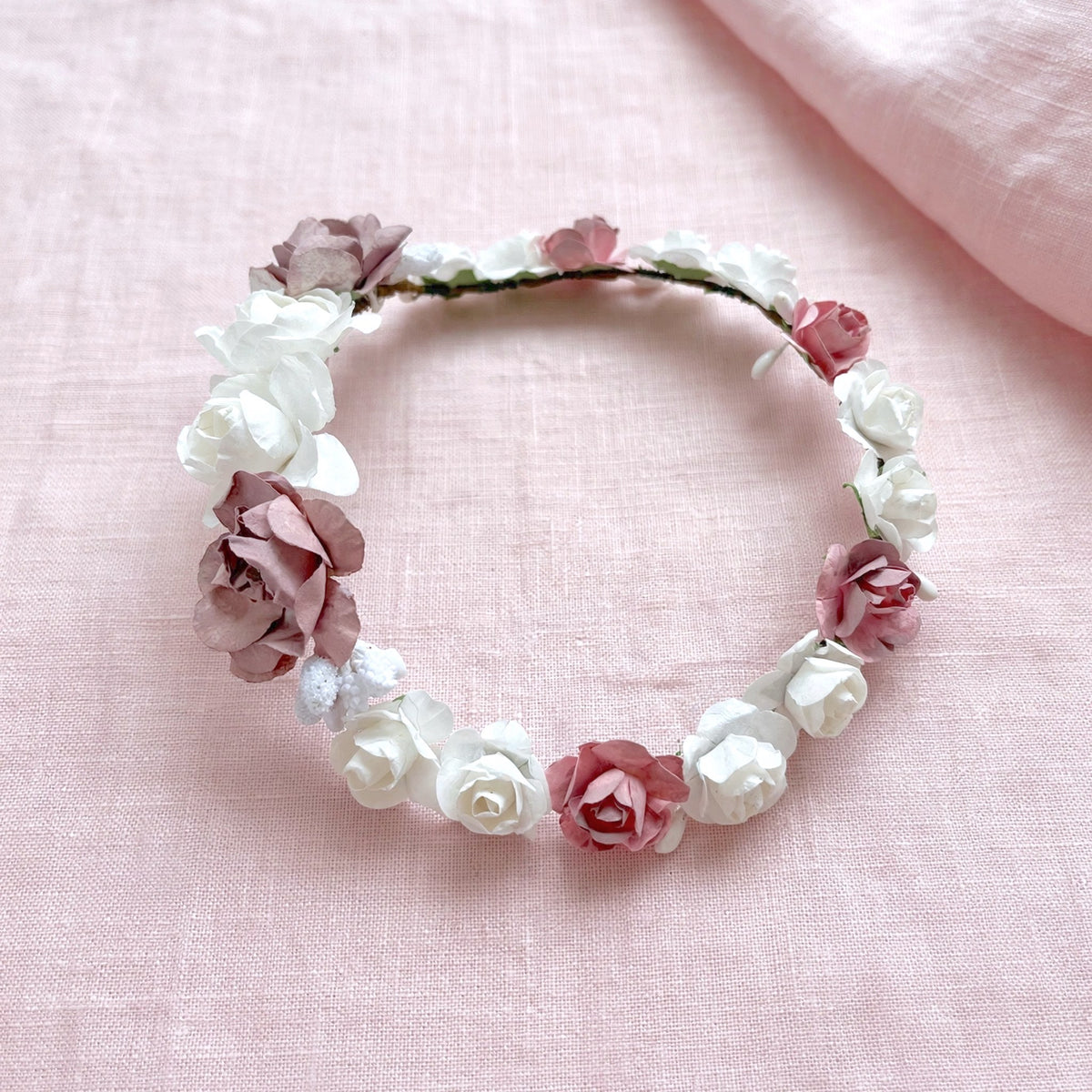 Coronita de flores Amelie para muñecas de comunión personalizadas My little twin en tonos rosas empolvados y blanco. Elige la más parecida a la niña y acompáñalas con un bonito peinado.