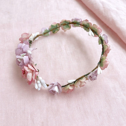 Coronita de flores Amelie para muñecas de comunión My little twin en tonos rosas y morados. Elige la más parecida a la niña y acompáñala con un bonito peinado. Se puede colocar con las flores grandes hacia delante o hacia atrás.